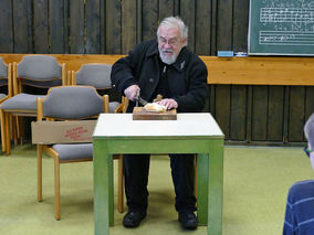 Symbolische Mantelteilung mit den Kommunionkindern (Foto: Karl-Franz Thiede)